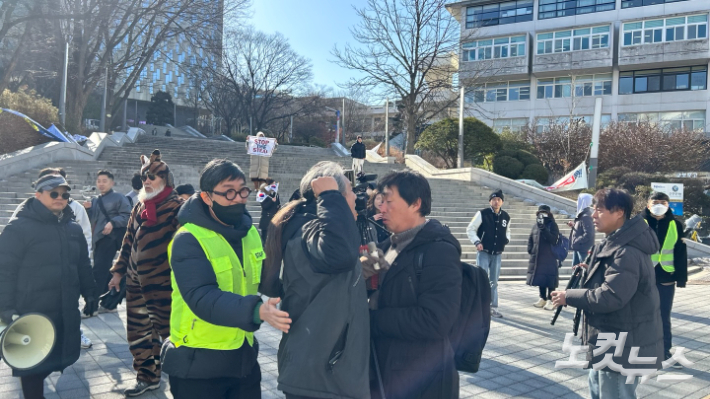 서울대학교 탄핵 반대 시국 선언 참여를 위해 학생회관 앞에 모인 양측 지지자들의 충돌 직전 상황. 박인 기자