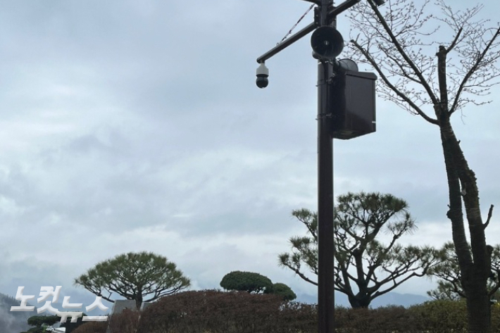 윤석열 대통령의 부친 故 윤기중 교수의 묘지 옆에 경호처가 설치한 폐쇄회로(CC)TV와 경고용 스피커. 정성욱 기자