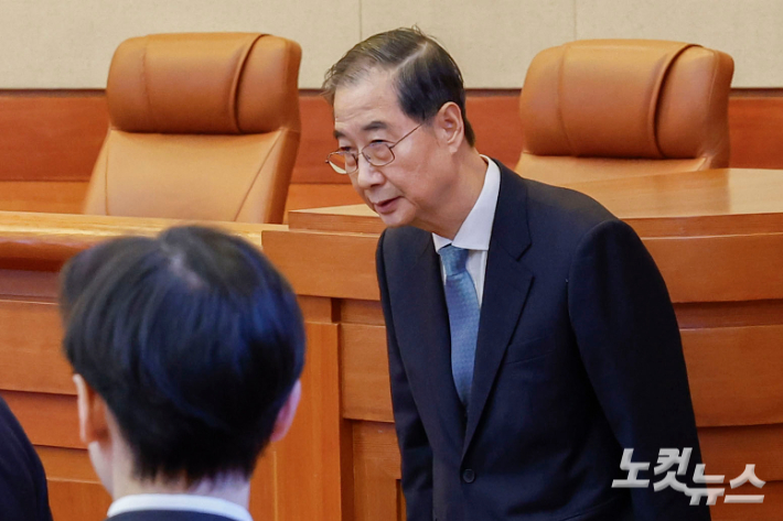 한덕수 국무총리가 19일 오후 서울 종로구 헌법재판소에서 열린 탄핵심판 첫 변론기일에 출석하고 있다. 류영주 기자