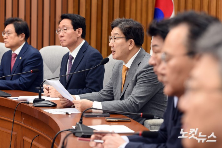 원내대책회의 발언하는 권성동 원내대표