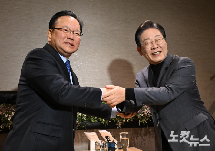 이재명 더불어민주당 대표가 24일 서울 여의도의 한 식당에서 김부겸 전 국무총리를 만나 악수하고 있다. 윤창원 기자