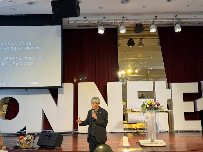 ESG탄소중립연구원 이학춘 원장(동아대 법대 명예교수)이 24일 열린  황령산 전망대 개발 반대 토론회에서 발언하고 있다.  부산시민사회단체총연합 제공