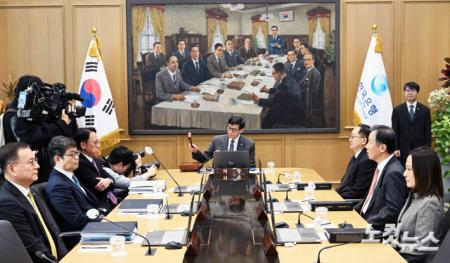 금통위 회의 주재하는 이창용 총재