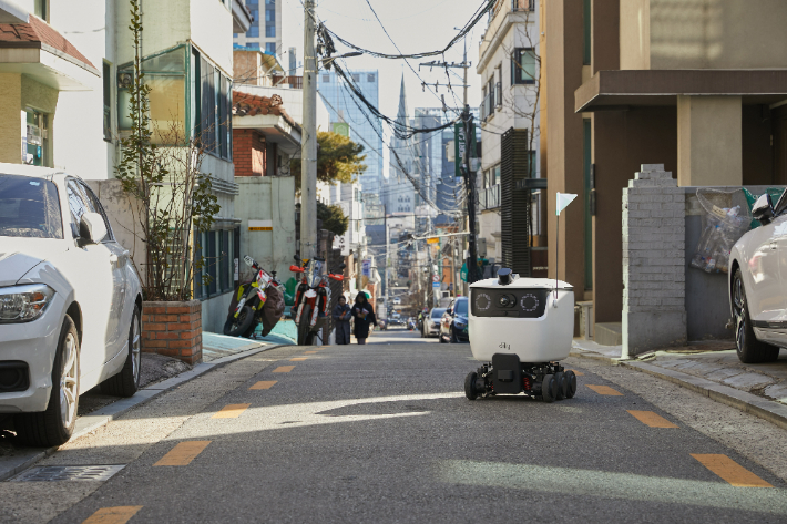 서울 강남구 역삼동 일대에서 배달 업무를 수행 중인 딜리가 B마트 PPC에서 상품을 적재 후 배달 목적지까지 이동하고 있다. 우아한형제들 제공