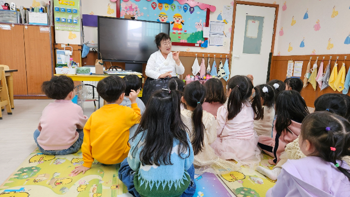 노인일자리 사업 중 어린이집 봉사활동. 경주시 제공 