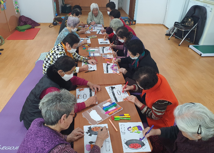 행복경로당 프로그램. 경주시 제공