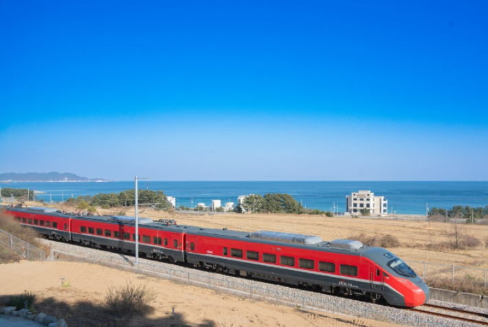  강릉에서 부산까지 동해안 권역을 잇는 동해선 철도가 지난 1일 첫 운행에 나섰다. 연합뉴스