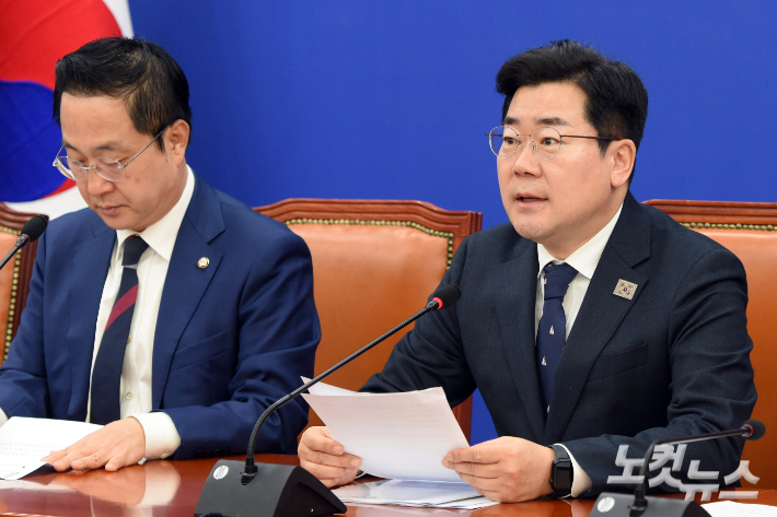 더불어민주당 박찬대 원내대표가 25일 서울 여의도 국회에서 열린 원내대책회의에서 발언을 하고 있다. 윤창원 기자