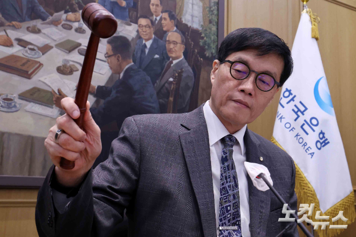 이창용 한국은행 총재가 25일 서울 중구 한국은행 본관에서 열린 금융통화위원회 본회의를 주재하고 있다. 사진공동취재단
