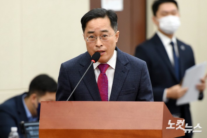 25일 서울 여의도 국회에서 열린 윤석열 정부의 비상계엄 선포를 통한 내란 혐의 진상규명 국정조사 5차 청문회에서 이진동 대검찰청 차장검사가 의원 질의에 답변을 하고 있다.