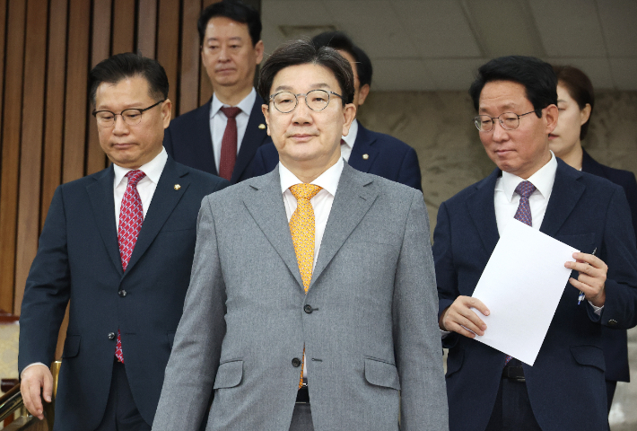 국민의힘 권성동 원내대표가 25일 국회에서 열린 원내대책회의에 김상훈 정책위의장(오른쪽), 이양수 사무총장(왼쪽) 등과 입장하고 있다. 연합뉴스