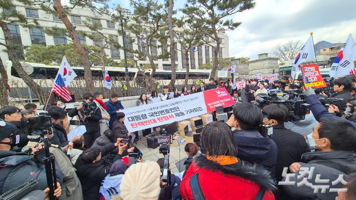 윤석열 대통령의 마지막 탄핵심판 변론기일이 열리는 25일 서울 종로구 헌법재판소 정문 앞에는 지지자들이 '1인 시위를 하겠다'며 몰려들었다. 주보배 기자