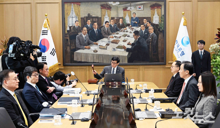 이창용 한국은행 총재가 25일 서울 중구 한국은행 본관에서 열린 금융통화위원회 본회의를 주재하고 있다. 사진공동취재단