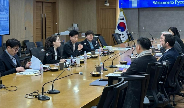 황선식(왼쪽 위에서 두 번째) 평택시 미래전략과장 등이 해외 학교 법인 측 관계자들과 협상하고 있는 모습. 평택시 제공