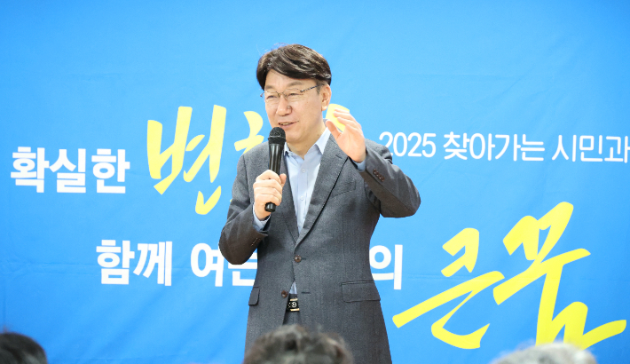 우범기 전주시장이 25일 노송동 주민센터에서 시정 비전을 설명하고 있다. 전주시 제공