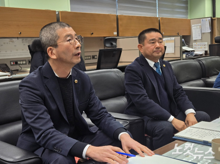 왼쪽부터 전북특별자치도의회 윤수봉(완주1)·권요안(완주2) 의원. 남승현 기자