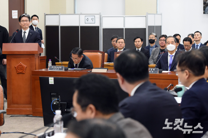 25일 서울 여의도 국회에서 열린 윤석열 정부의 비상계엄 선포를 통한 내란 혐의 진상규명 국정조사 5차 청문회에서 오동운 고위공직자범죄수사처(공수처) 처장이 의원 질의에 답변을 하고 있다. 윤창원 기자