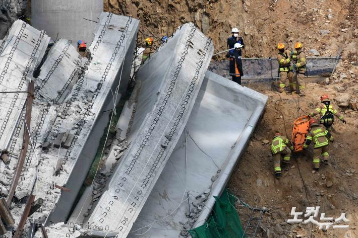 들것 옮기는 소방대원들