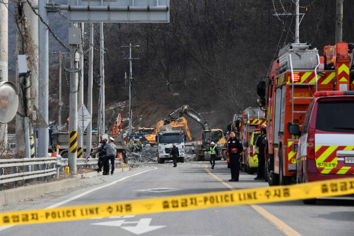 25일 구조물 붕괴 사고가 발생한 경기 안성 서운면 산평리 인근 고속도로 공사 현장이 통제되고 있다. 안성=박종민 기자