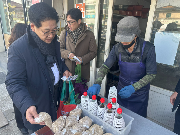 권명호 한국동서발전 사장이 25일 울주군 덕하시장에서 물건을 구입하고 있다. 한국동서발전 제공 