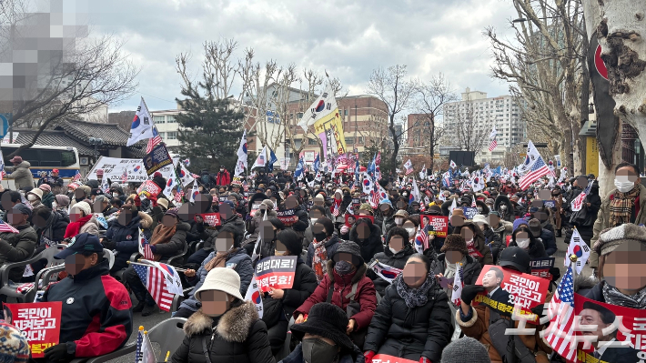 윤석열 대통령의 마지막 탄핵심판 변론기일이 열리는 서울 종로구 헌법재판소 인근에서 지지자들이 탄핵 반대 집회를 진행 중이다. 김수정 수습기자