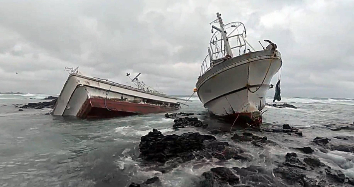 지난 1일 좌초된 어선들. 서귀포해양경찰서 제공