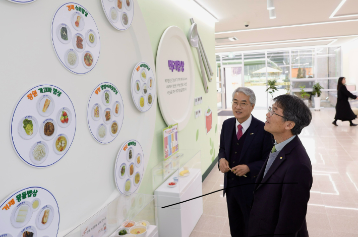 천창수 울산광역시교육감이 25일 부울경 교육감협의회에서 경남교육청의 학교급식연구소를 살펴보고 있다. 울산시교육청 제공