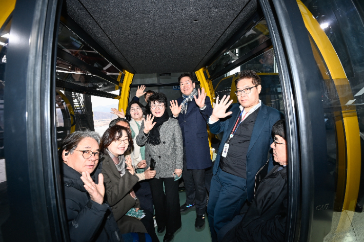 25일 원주 간현관광지 케이블카 개통식이 열렸다. 원강수 원주시장과 공무원 등이 케이블카를 시승하고 있다. 원주시 제공 