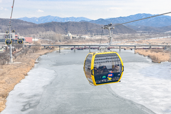 25일 개통식에 이어 26일부터 정식 운영을 시작하는 원주 간현관광지 케이블카. 원주시 제공 