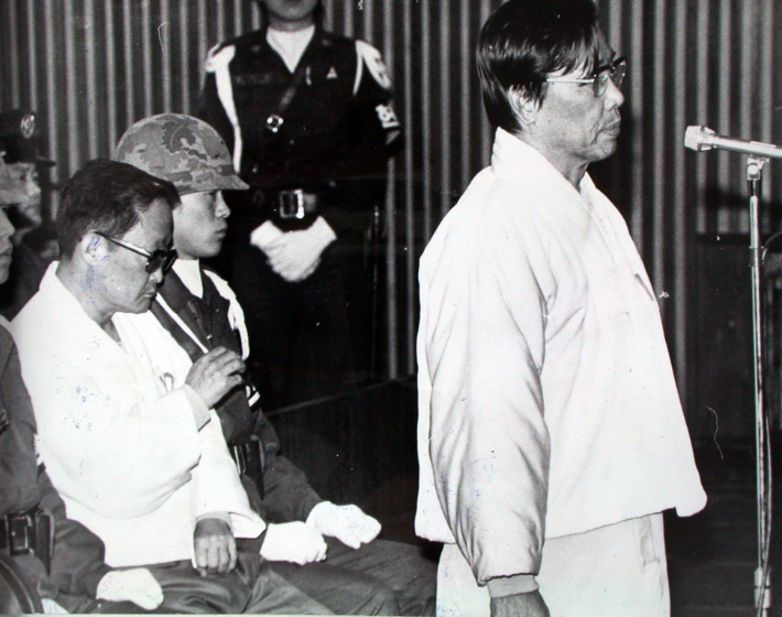 계엄 고등군사재판 3차 공판에서 변호인단의 보충심문에 답하는 김재규 전 중앙정보부장(오른쪽)과 박정희 전 대통령 사망 당시 비서실장을 지낸 김계원 피고인(왼쪽). 연합뉴스