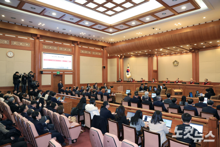 문형배 헌법재판소장 권한대행과 헌법재판관 등이 25일 오후 서울시 종로구 재동 헌법재판소 대심판정에서 열린 대통령 탄핵 심판 11차 변론에 착석해 있다. 사진공동취재단