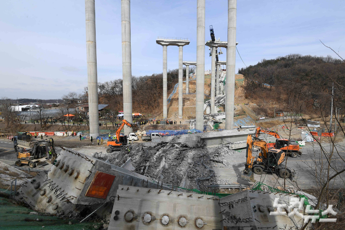 25일 구조물 붕괴 사고가 발생한 경기 안성 서운면 산평리 인근 고속도로 공사 현장에서 소방관들이 수색 작업을 벌이고 있다. 안성=박종민 기자