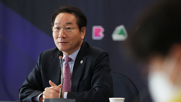 유정복 인천시장이 25일 서울 양천구 방송회관에서 열린 '제2회 시·도지사 정책 토론회'에서 발언하는 모습. 연합뉴스