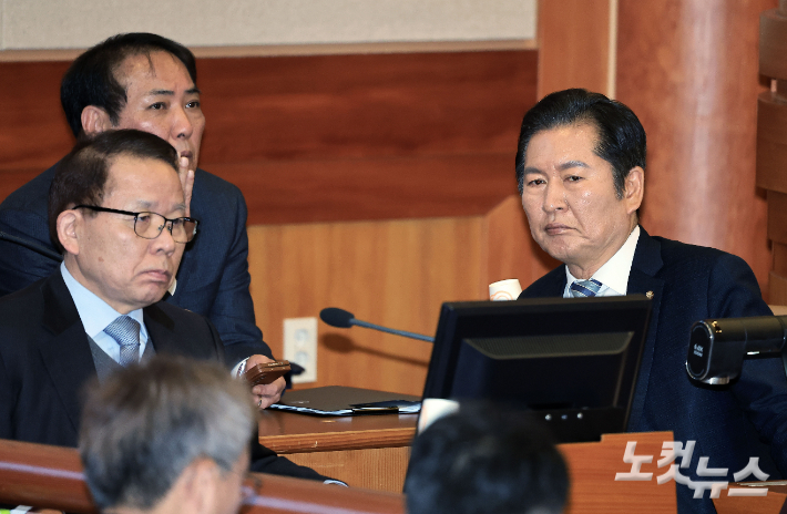 정청래 국회 법제사법위원회 위원장과 국회 측 대리인단 김이수 전 헌법재판소장 등이 25일 오후 서울시 종로구 재동 헌법재판소 대심판정에서 열린 대통령 탄핵 심판 11차 변론에 참석해 있다. 사진공동취재단