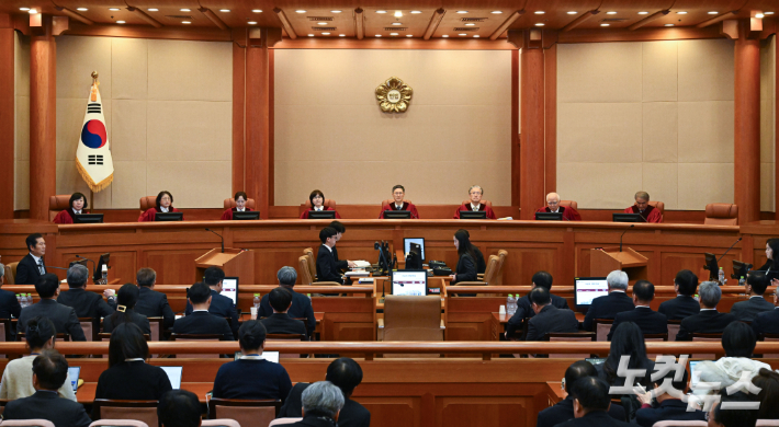 문형배 헌법재판소장 직무대행을 비롯한 헌법재판관들이 25일 서울 종로구 헌법재판소 대심판정에서 열린 윤석열 대통령 탄핵심판 최종 변론에 입장해 재판을 기다리고 있다. 사진공동취재단