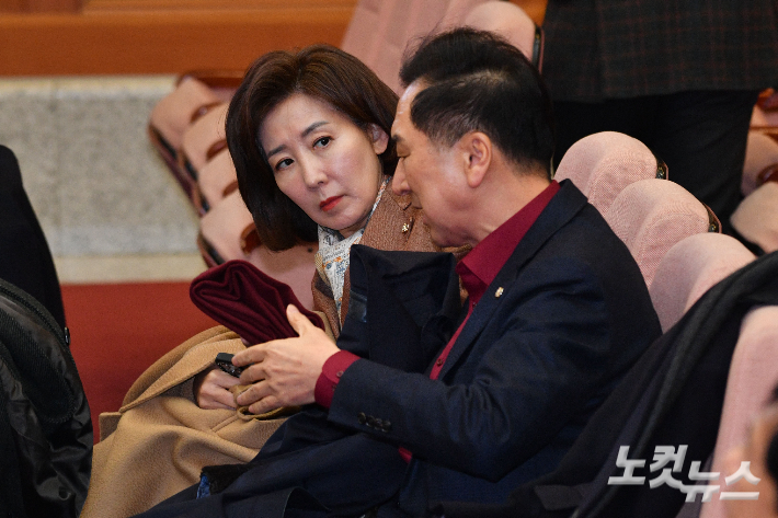 국민의힘 나경원 의원과 김기현 의원이 25일 서울 종로구 헌법재판소에서 열린 윤석열 대통령 탄핵심판 마지막 변론을 참관하기 위해 자리하고 있다. 사진공동취재단 류영주 기자
