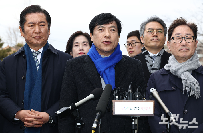 이성윤 더불어민주당 의원을 비롯한 야당 국회의원들이 25일 오후 서울 종로구 헌법재판소에서 열린 대통령 탄핵심판 최종 변론에 입장하며 발언하고 있다. 사진공동취재단