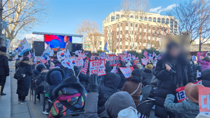 지난 7일 서울 종로구 헌법재판소 앞에서 열린 탄핵 반대 집회. 주보배 기자