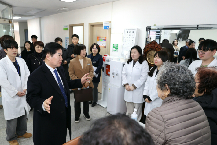 공영민 군수가 보건의료인 및 주민들과 대화하고 있다. 고흥군 제공