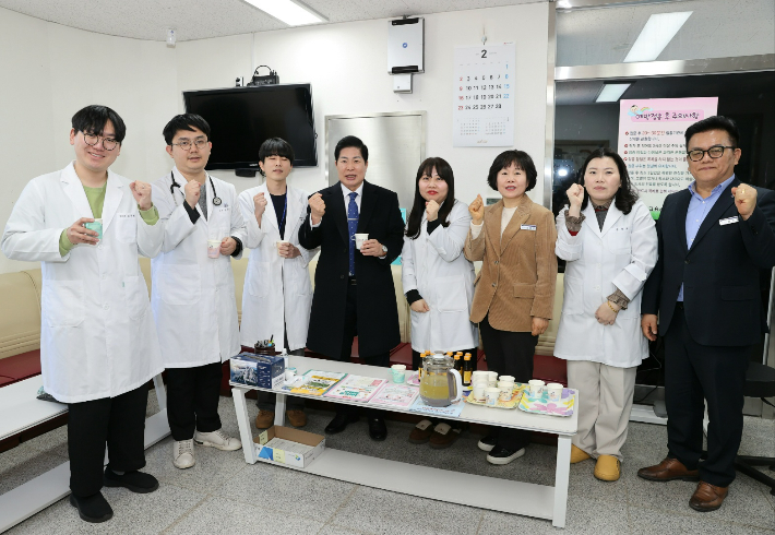 공영민 군수가 보건의료인들과 기념촬영했다. 고흥군 제공