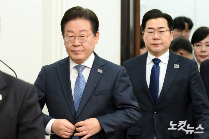 최고위원회의 참석하는 이재명 대표-박찬대 원내대표