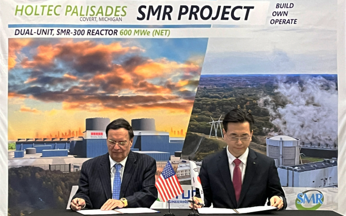 25일(현지 날짜) 미국 팰리세이즈 원자력발전단지에서 현대건설 이한우 대표이사(오른쪽)와 홀텍 크리스 싱 회장이 확장 협력 합의서에 서명하고 있다. 현대건설 제공