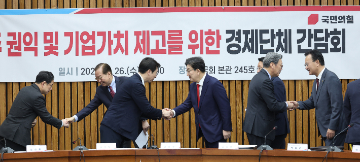 참석자들과 인사하는 권영세-권성동. 연합뉴스