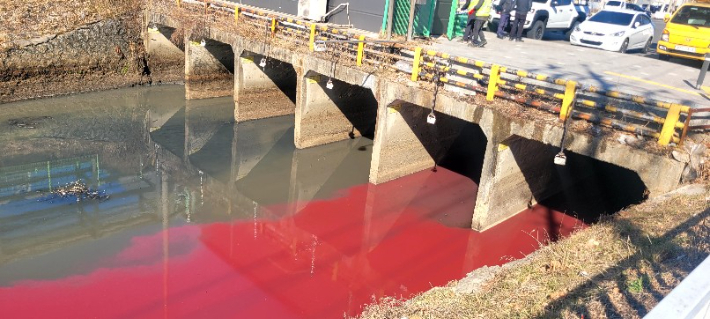 24일 오후 2시 30분쯤 대구 서구 염색산업단지 공단천 하수관로에서 분홍빛을 띠는 폐수가 흐른다는 신고가 접수됐다이주한 대구 서구의원 제공
