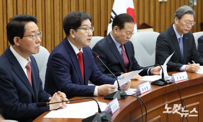 국민의힘 권성동 원내대표가 26일 서울 여의도 국회에서 열린 주주 권익 및 기업가치 제고를 위한 경제단체 간담회에서 발언을 하고 있다.