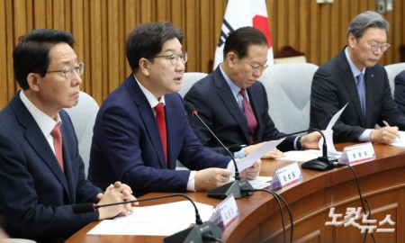 국민의힘 권성동 원내대표가 26일 서울 여의도 국회에서 열린 주주 권익 및 기업가치 제고를 위한 경제단체 간담회에서 발언을 하고 있다.