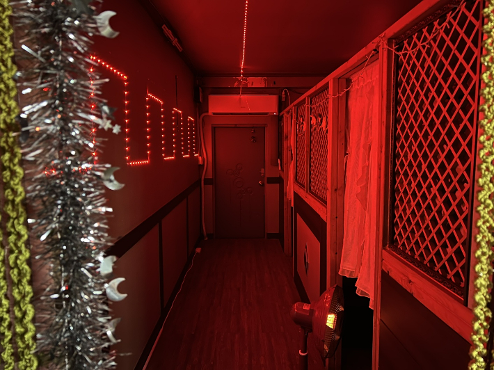 부산 해운대구의 한 초등학교 인근에서 영업 중인 유흥주점. 부산경찰청 제공  