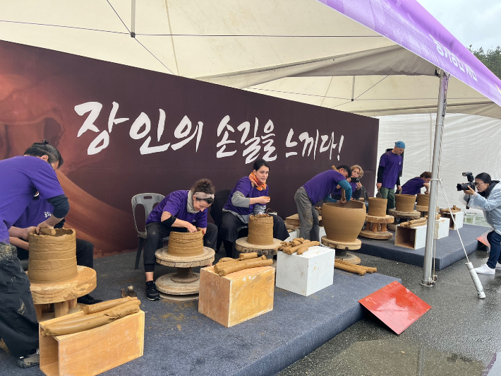 울산옹기축제에 참가한 외국인들이 옹기 만들기 체험을 하고 있다. 울주군 제공