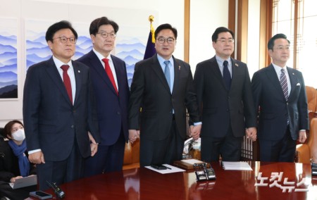 우원식(가운데) 국회의장이 26일 오전 서울 여의도 국회에서 여야 원내대표 회동을 주재하며 발언하고 있다. 왼쪽부터 박형수 국민의힘 원내수석부대표, 권성동 원내대표, 우 의장, 박찬대 더불어민주당 원내대표, 박성준 원내수석부대표.