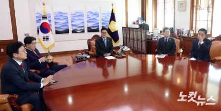 26일 오전 서울 여의도 국회에서 우원식 국회의장 주재로 여야 원내대표 회동이 열렸다. 왼쪽부터 박형수 국민의힘 원내수석부대표, 권성동 원내대표, 우 의장, 박찬대 더불어민주당 원내대표, 박성준 원내수석부대표.